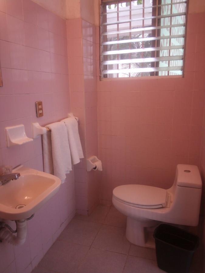 Quarto com 2 Camas de Solteiro e Banheiro Privativo
